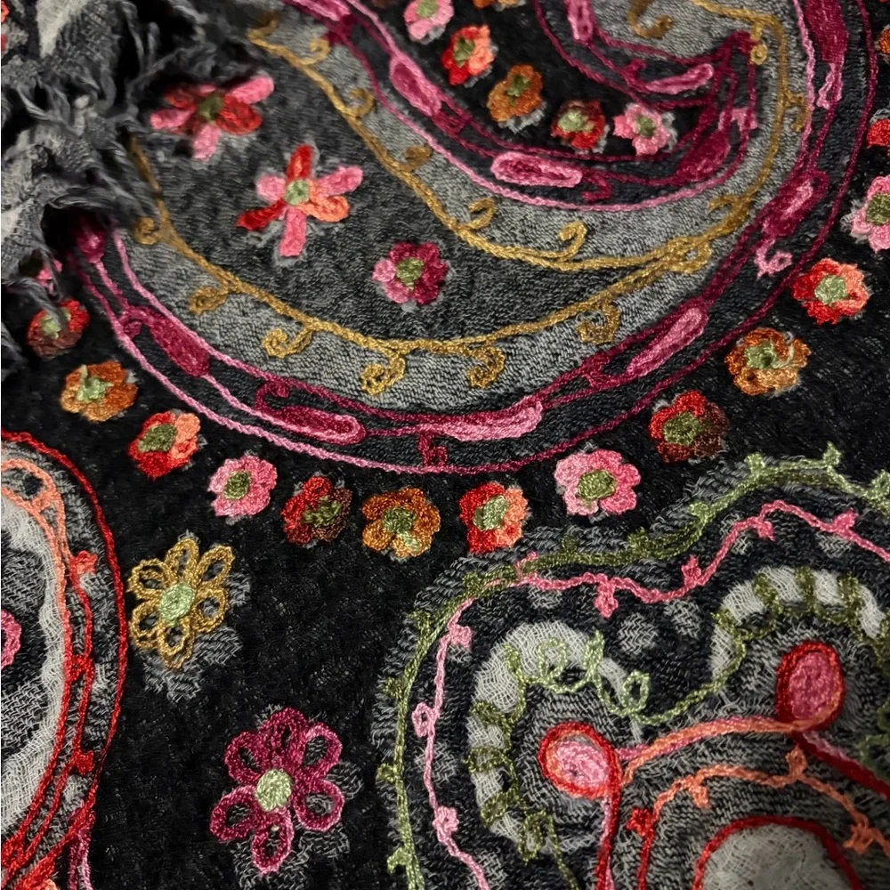 Any 100% Wool Colorful Embroidered Paisley & Floral Vest with Fringe, Size Small - Picture 5 of 7